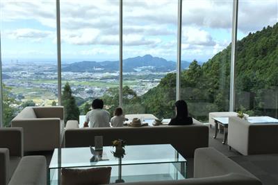 大きなガラスから見える福岡の絶景
