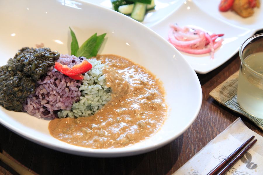 カフェスペースでは藍のカレーやスイーツも