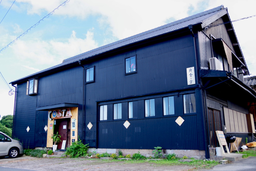 国の登録有形文化財でもある旧島原藩の倉をリノベーションし、無国籍料理を提供しています 国指定有形文化財でもある旧島原藩の倉をリノベーション