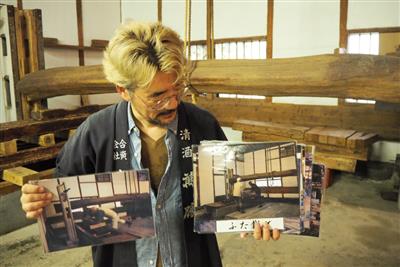 酒蔵見学で「はねぎ搾り」や酒造りについて説明をする蔵元