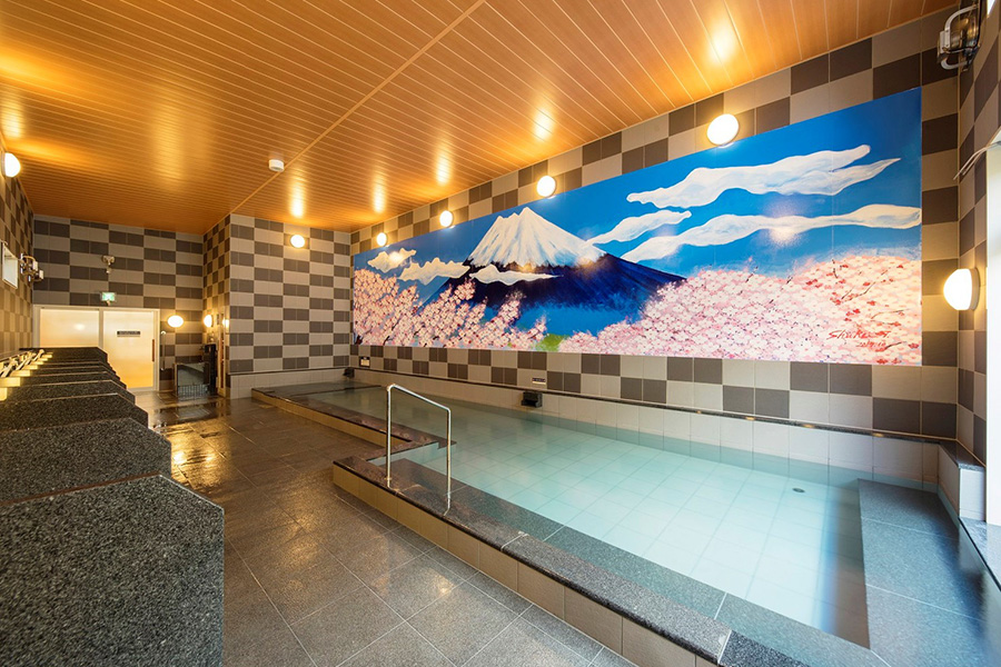 大浴場の壁画には宮崎を代表する日本画家の立山周平氏の作品が描かれています 大浴場の壁画には宮崎を代表する日本画家の立山周平氏の作品が描