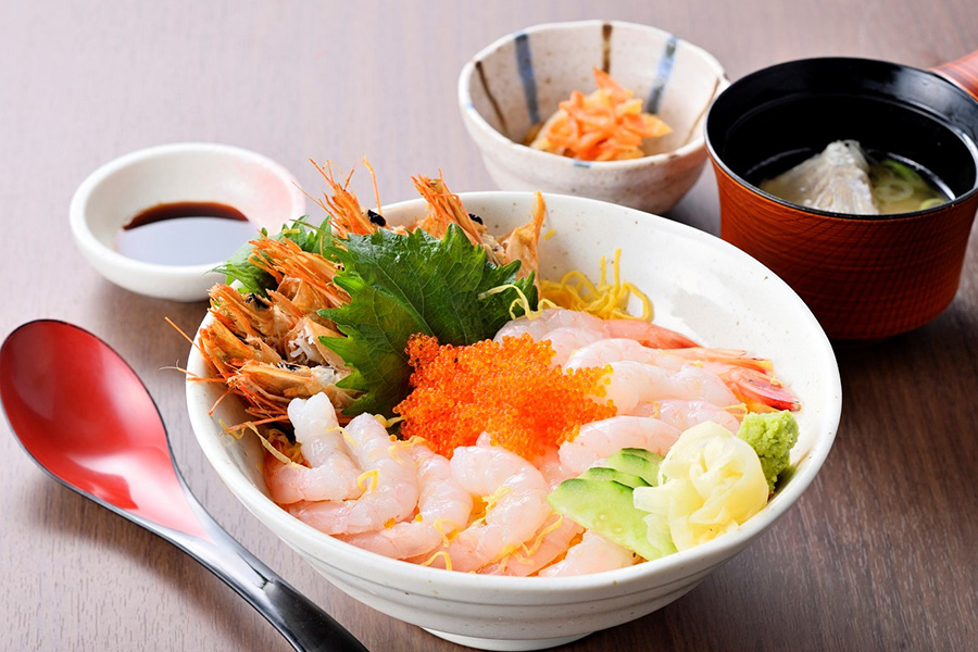 青島沖の新鮮な海の幸が味わえる「魚益」の海幸彦海老づくし丼 青島沖の新鮮な海の幸が味わえる「魚益」の海幸彦海老づくし丼
