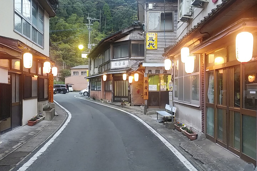 夕暮れになると街には提灯に明かりが灯ります