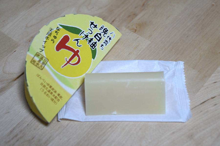 晩白柚の切り身と同じ形をしているかわいらしい洗顔せっけん。甘酸っぱく、さわやかな香りがします