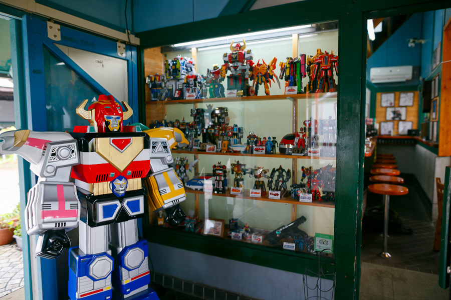 ご主人の特撮ロボットコレクションが店の前にずらり