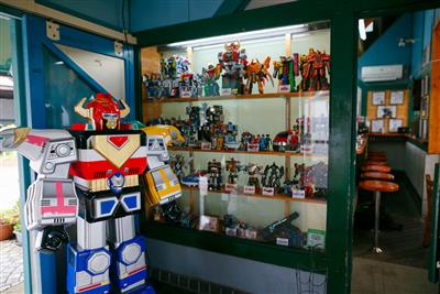 ご主人の特撮ロボットコレクションが店の前にずらり