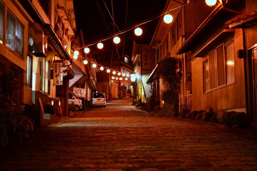 昭和情緒が残る石畳。夜になると提灯が灯り、とても風情があります 昭和情緒が残る石畳