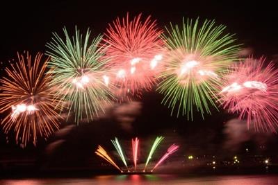 海上花火ならではの5方位打ち上げを楽しんで