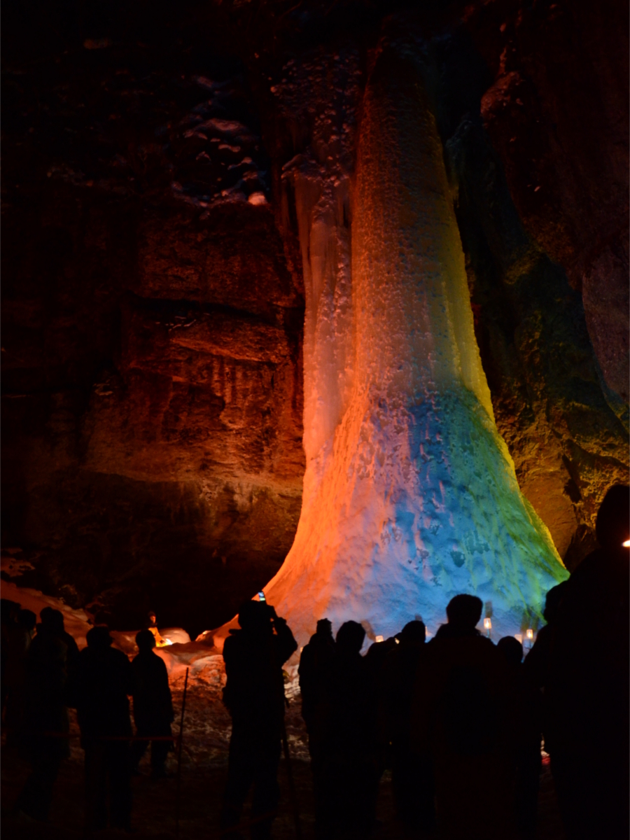幻想的にライトアップされた「山彦の滝」は、厳冬期ならではの荘厳な光景 山彦の滝ナイトツアー