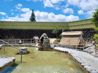 和風露天風呂　向かって左奥にあるのが湯雨竹