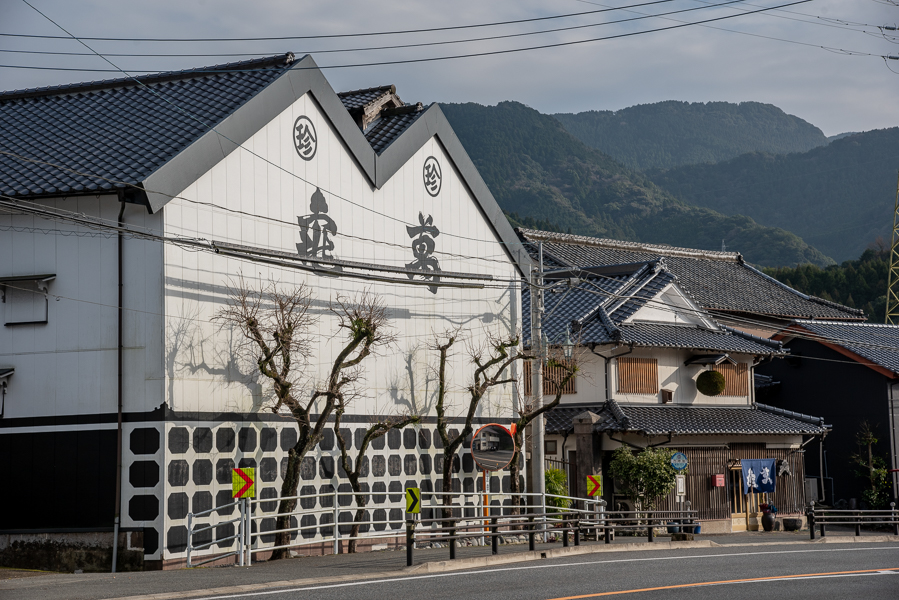 九州南端の日本酒の造り酒屋である亀萬酒造。周辺には観光スポットも