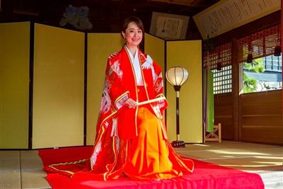 奥平神社の神殿で本格的な衣装を着てお姫様になりきってみよう