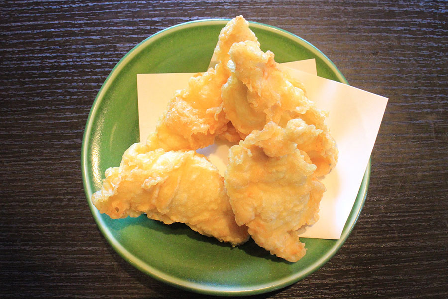 トッピングの中でも人気のとりてん。大分名物をうどんと一緒に堪能してみて。ぺろっと食べてしまう絶品ですよ 絶品のとりてん