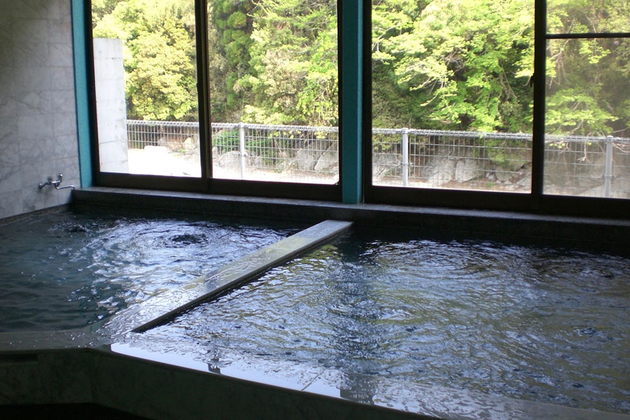 源泉温度は32度ととてもぬる~いのが特長です 源泉温度は32度ととてもぬる~いのが特長です
