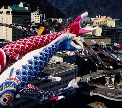 定山渓温泉渓流鯉のぼり