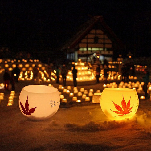 色彩豊かな渓谷を歩く