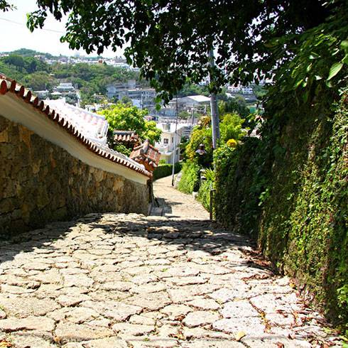 首里。スピリチュアルと文化の街を歩く