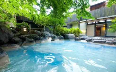 とろりとした湯触りのコバルトブルーの湯