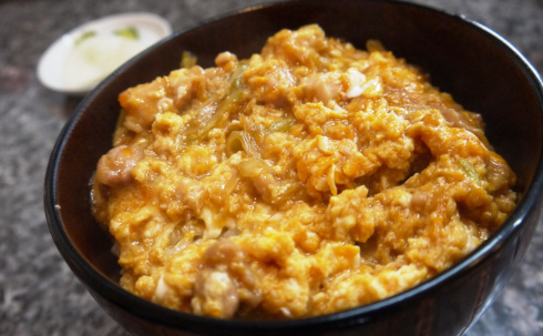 昼は行列ができる親子丼専門店「ととや」
