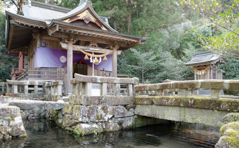湖の裏側からあぜ道歩いて「宇奈岐日女神社」へ