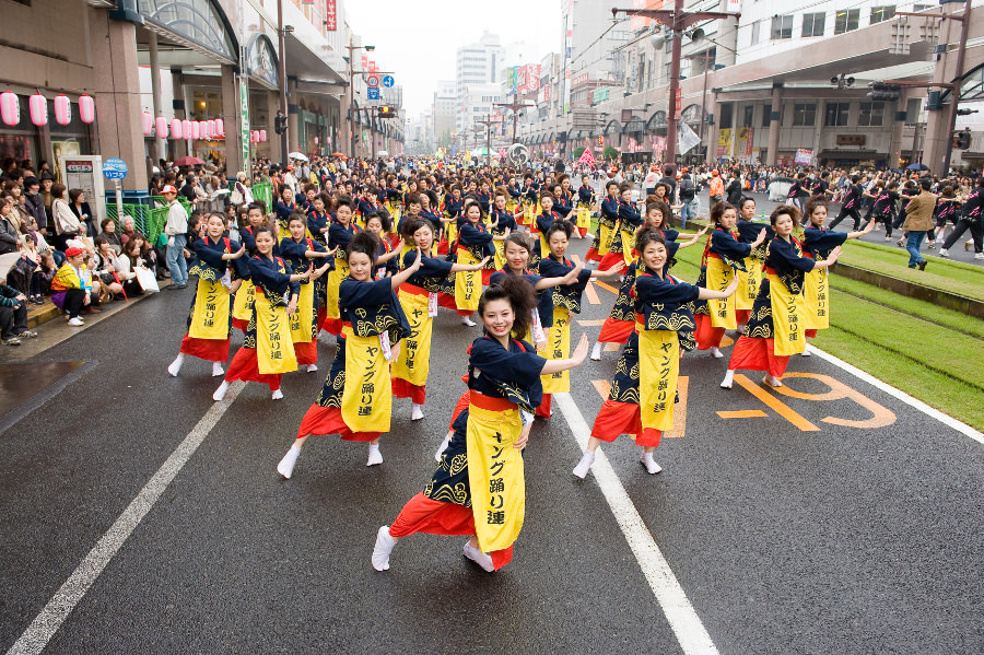 「おはら祭」で練り踊る踊り手たち