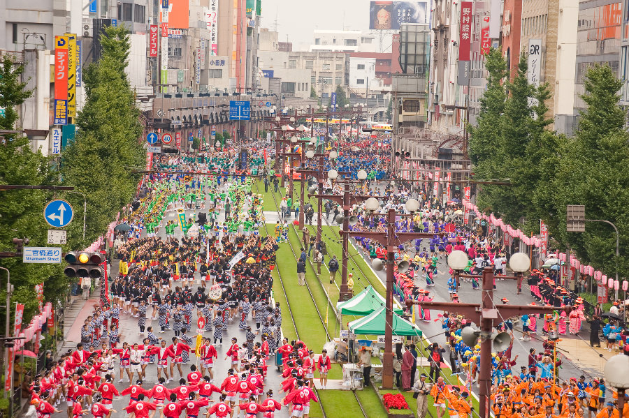 「おはら祭」で踊る大勢の人々
