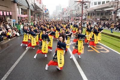 「おはら祭」で練り踊る踊り手たち