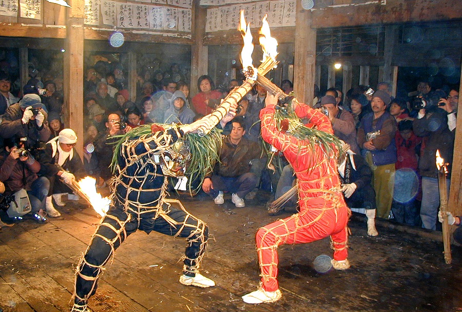 修正鬼会の赤鬼（災払鬼）と黒鬼（荒鬼）