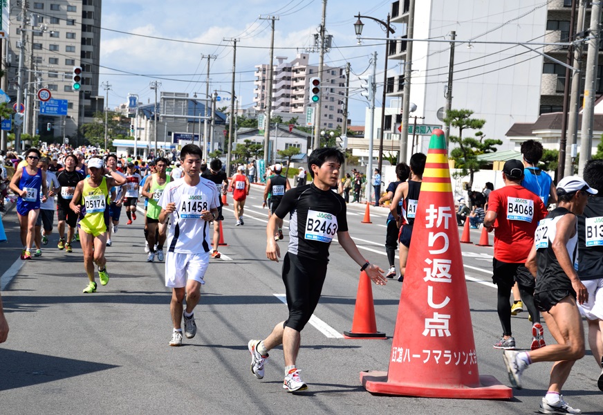 多くの声援を受けコースを駆け抜ける 多くの声援を受けコースを駆け抜ける