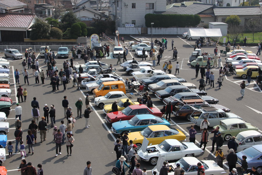 昭和の町にレトロカーが大集合