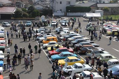 昭和の町にレトロカーが大集合