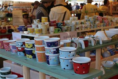 食卓が明るくなるような器が揃う「波佐見陶器まつり」