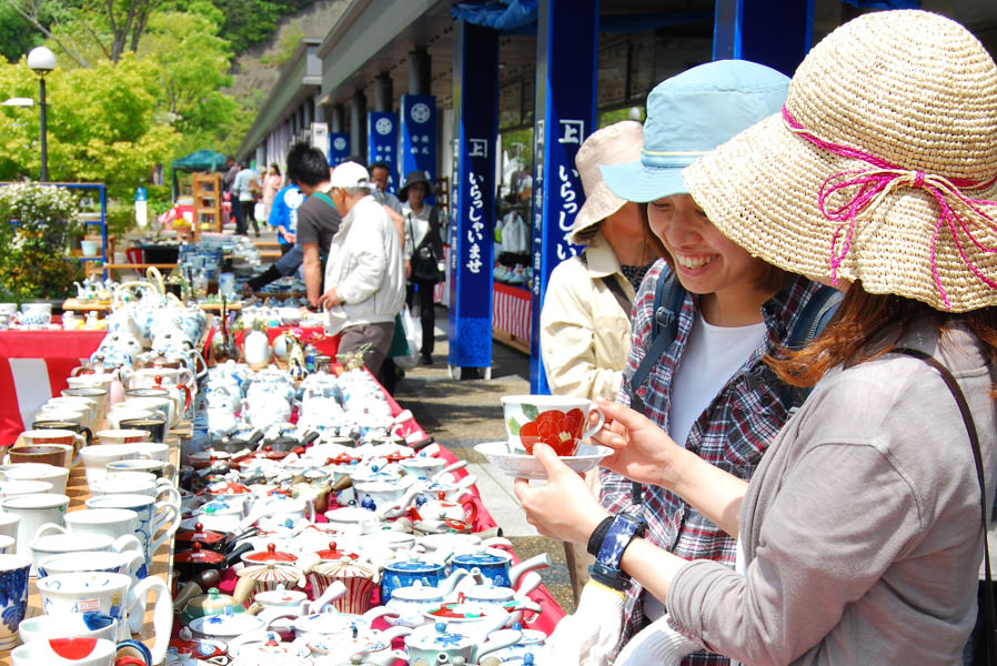 陶器市期間中には、およそ500店が沿道に並ぶ 陶器市期間中には、およそ500店が沿道に並ぶ