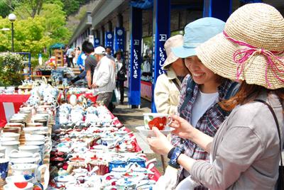 陶器市期間中には、およそ500店が沿道に並ぶ