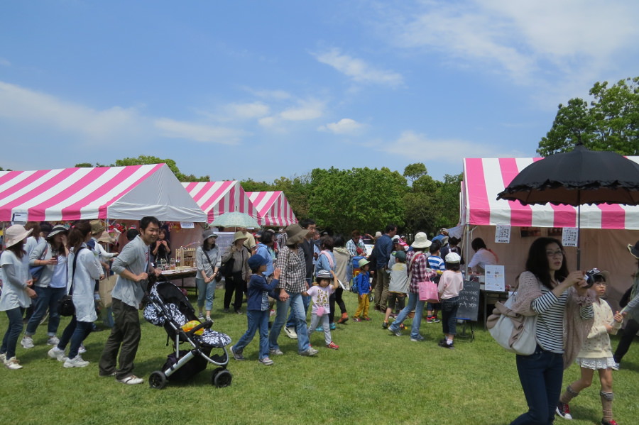 たくさんの人で賑わう「マルシェブース」 たくさんの人で賑わう「マルシェブース」