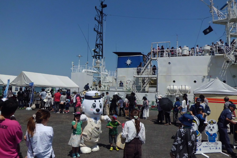 たくさんの人で賑わう「宮崎みなとまつり」 たくさんの人で賑わう「宮崎みなとまつり」