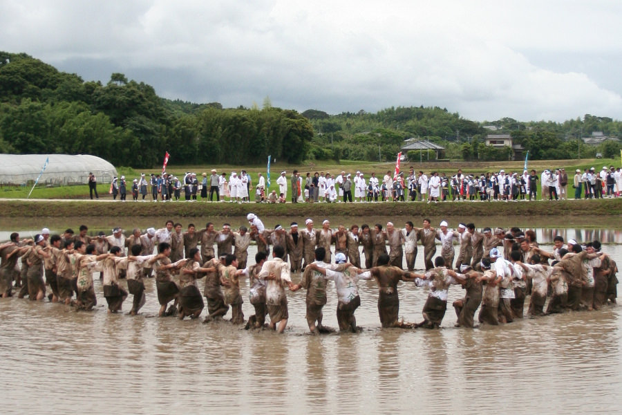 唄に合わせ、大人たちによる迫力ある「せっぺとべ」 唄に合わせ、大人たちによる迫力ある「せっぺとべ」