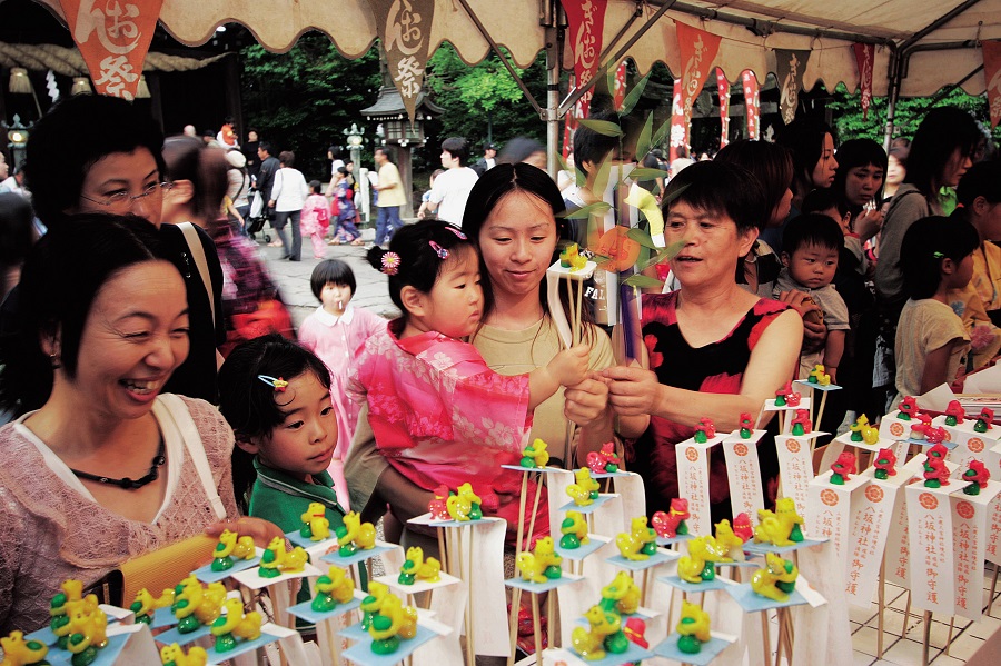 浴衣姿で訪れる家族連れも多く、山鹿の夏の風物詩だ 浴衣姿で訪れる家族連れも多く、山鹿の夏の風物詩だ