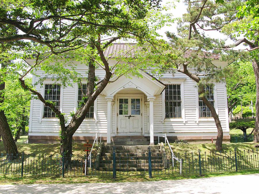 白い外壁と濃い茶色の屋根のオシャレな外観 白い外壁と濃い茶色の屋根のオシャレな外観