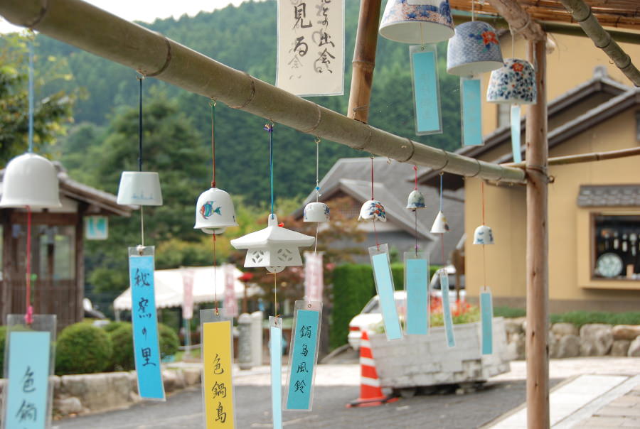 窯元の軒先や店内には1000個近い風鈴が飾られる 窯元の軒先や店内には1000個近い風鈴が飾られる