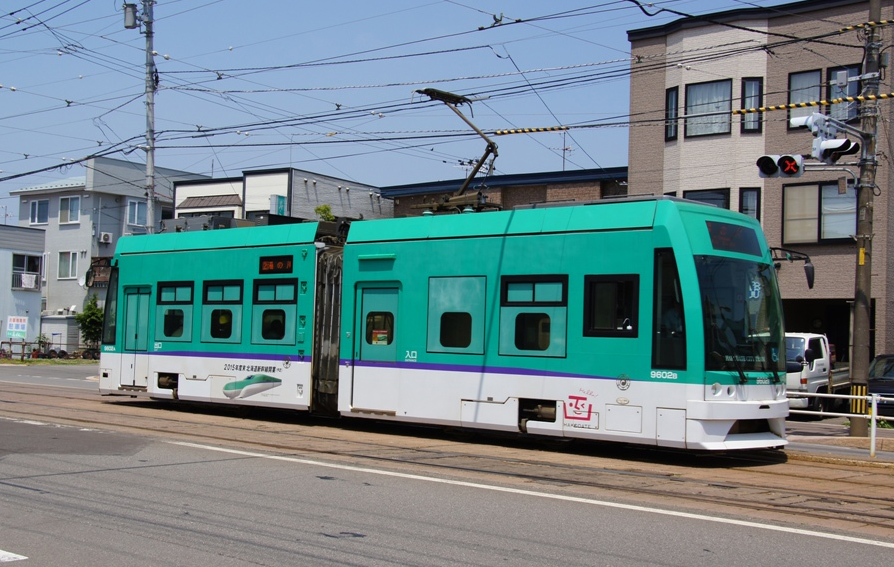 函館市内を走る北海道新幹線のラッピング電車