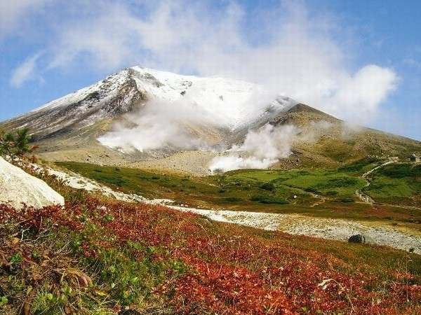 旭岳の冠雪は道民にとって冬の訪れを知る指標(※画像はイメージ)