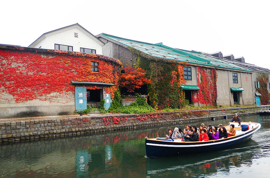 水面からの視点でロマンチックな小樽クルーズを楽しめる