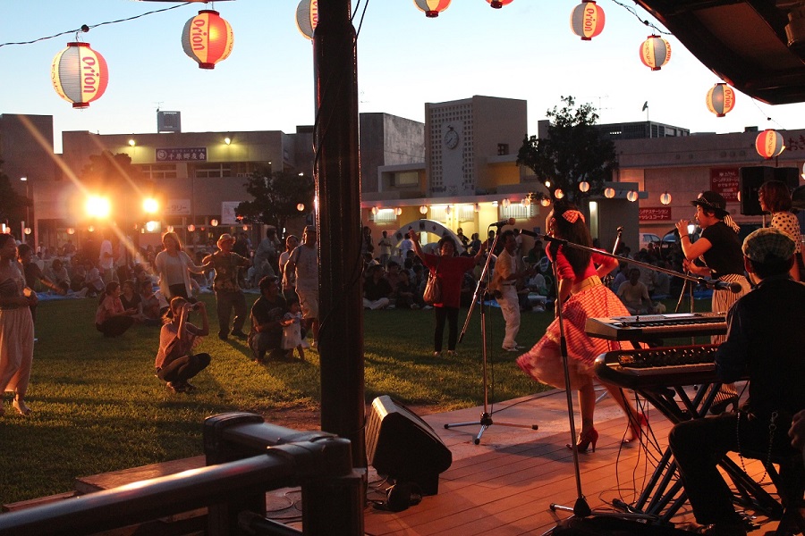 写真/ミニライブで会場を盛り上げる ミニライブで会場を盛り上げる