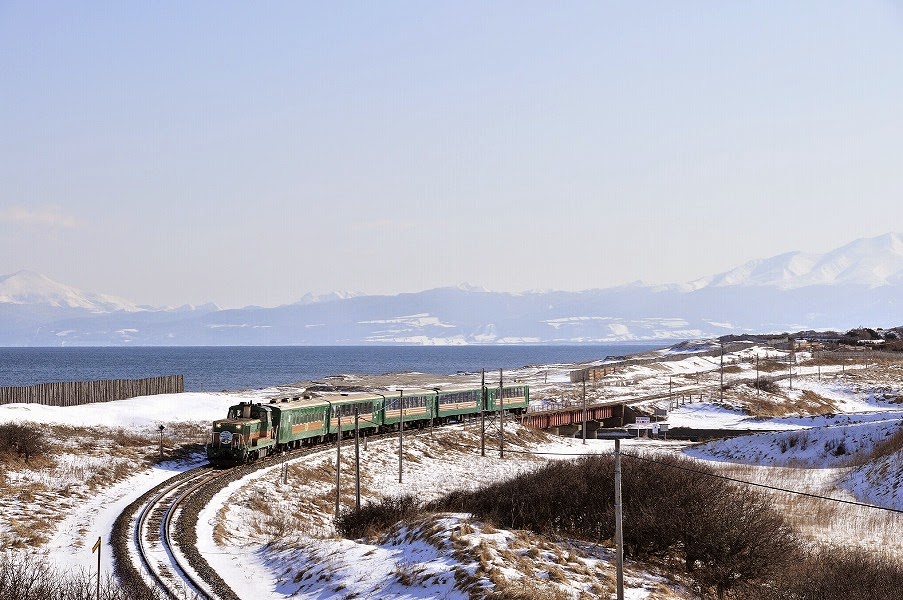 「流氷 ノロッコ号」はオホーツク海に沿うように走る