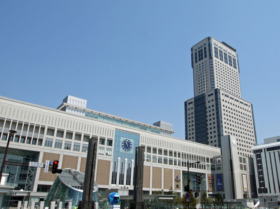 視界360度、札幌の街並を見渡せる人気の展望スポット(写真右部)