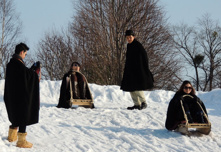 開拓時代の防寒服に身を包み、木製のそりで雪遊びを楽しんでみよう
