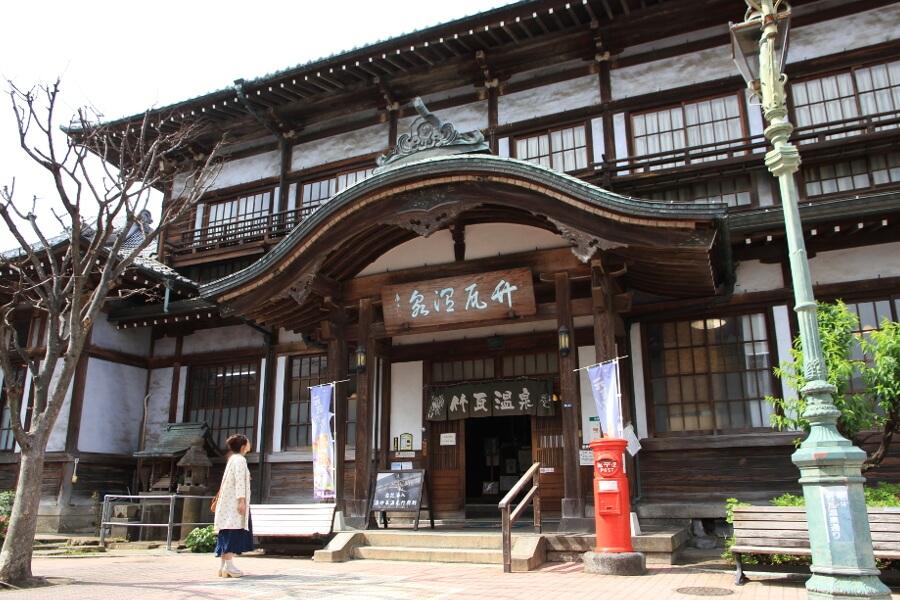 ▲「竹瓦温泉」は110円で入浴ができる温泉施設です 「竹瓦温泉」は110円で入浴ができる温泉施設です