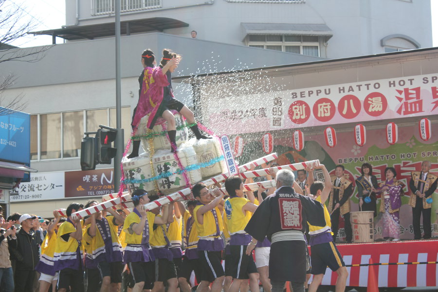 別府の春を告げる「湯かけみこし」 別府の春を告げる「湯かけみこし」