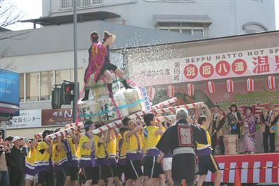 別府の春を告げる「湯かけみこし」